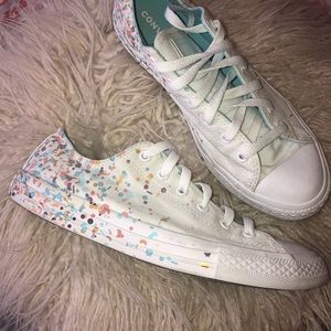 Converse white low top gym shoes
